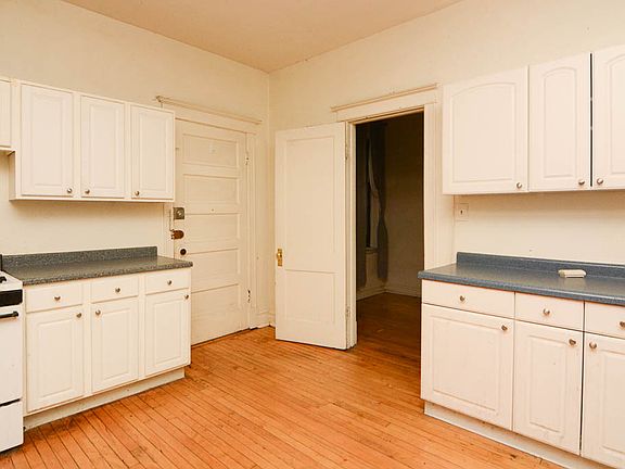 3rd image of 1927 W Schiller St APT 2F