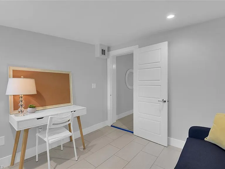 2048 Harbor Ln — Photo 24