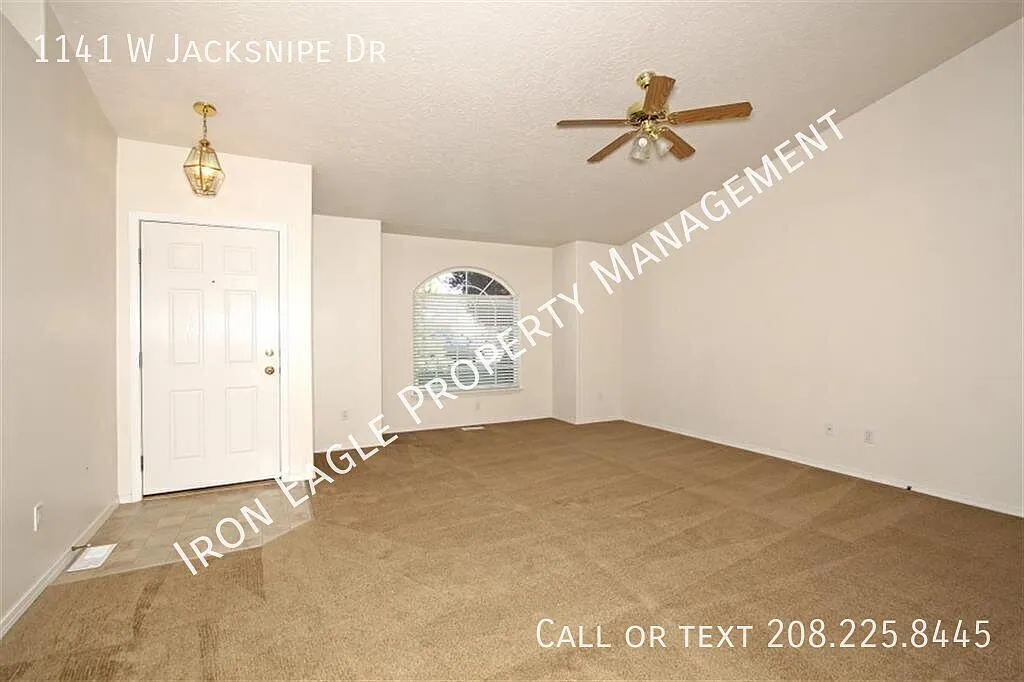 3 bed, 2.0 bath, 1208 sqft, $2,095 — Photo 2