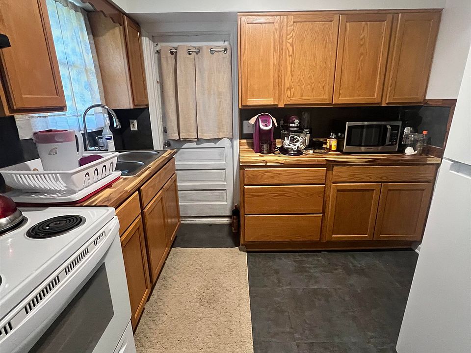 2nd image of 837 W 2nd St