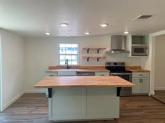 510 Avenue F — Photo 2