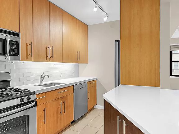 2nd image of 415 E 52nd St APT 4AB