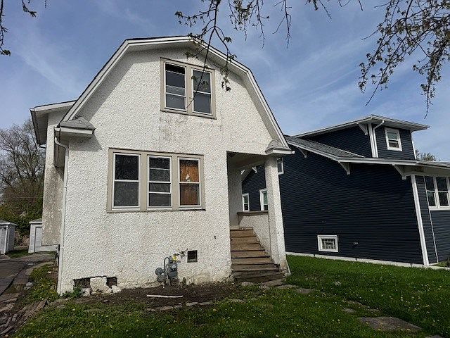 1st image of 906 S 9th Ave