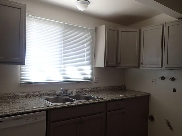 229 Kasmir St — Photo 3