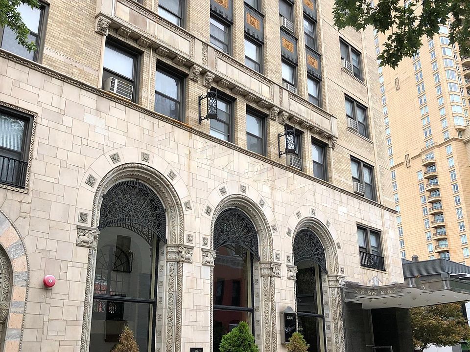 1st image of 448 W Saint James Pl APT 1