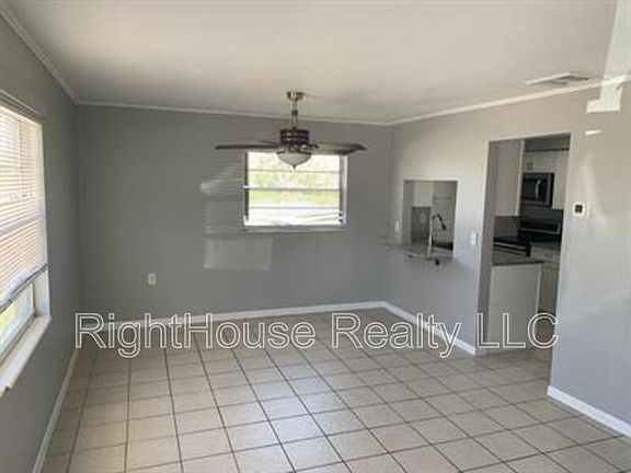 2nd image of 907 Center Ave APT 1