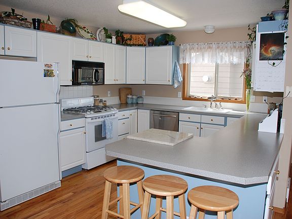 Kitchen w/wood floors