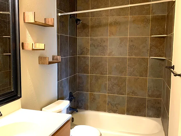 1089 Regency Dr — Photo 17