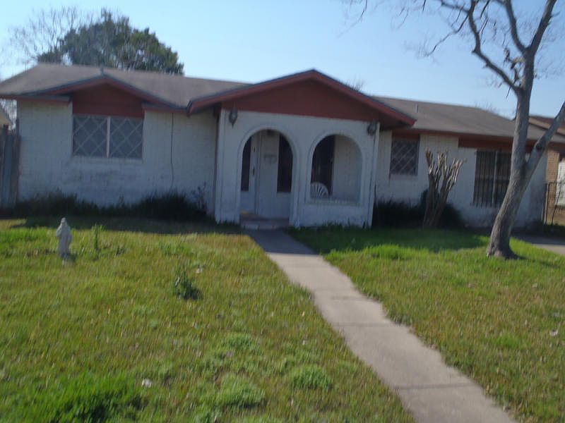 1st image of 1913 Andrews Dr