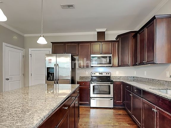 5th image of 1405 Yellow Wood Dr