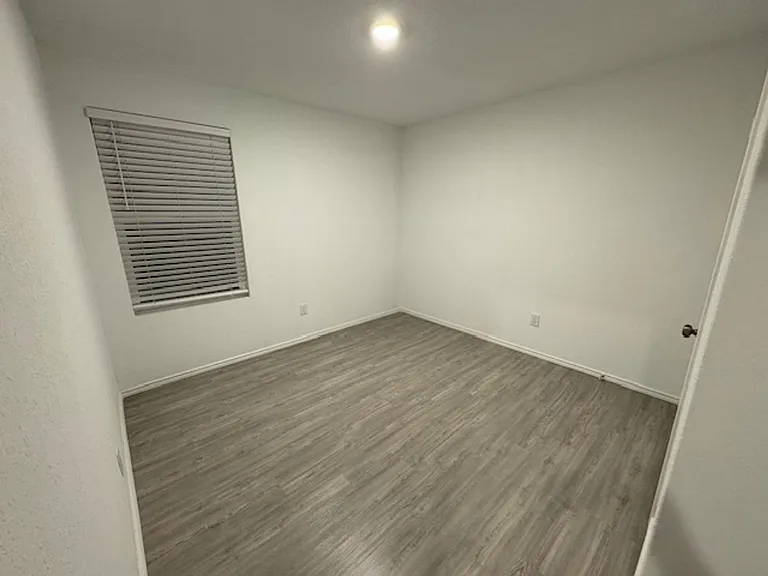 7010 Solar Rdg — Photo 19