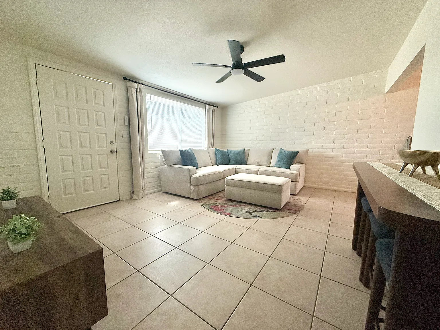 3025 E Blacklidge Dr — Photo 2