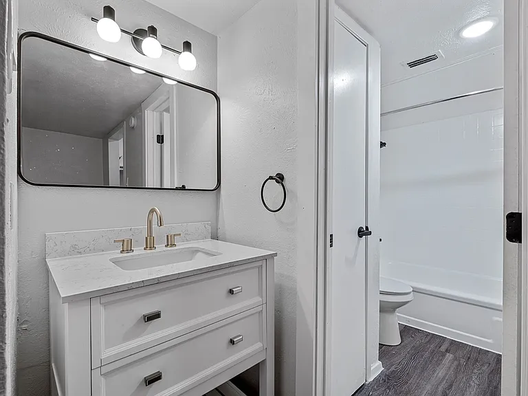 Oakline Apartments — Photo 13