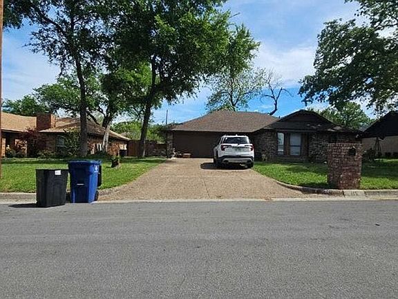 3rd image of 116 NE Shady Oaks Dr
