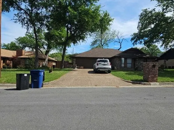 116 NE Shady Oaks Dr, Burleson, TX 76028