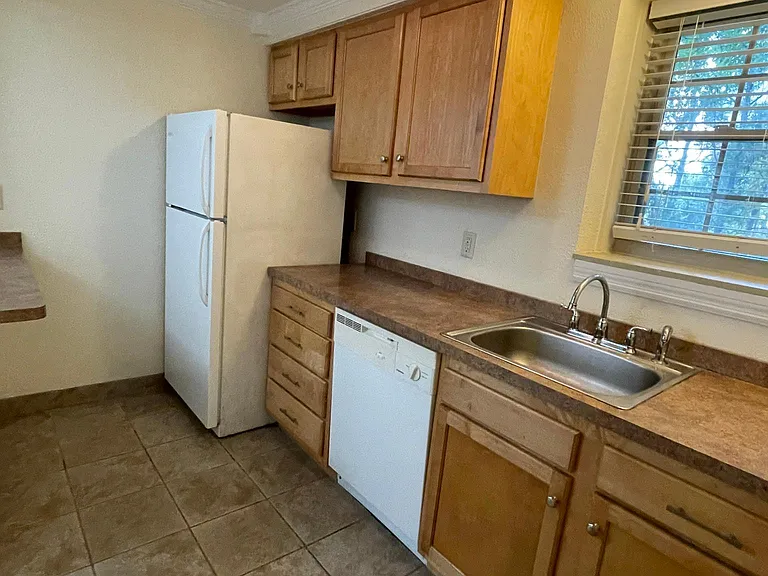 451 Bernhardt Dr — Photo 5