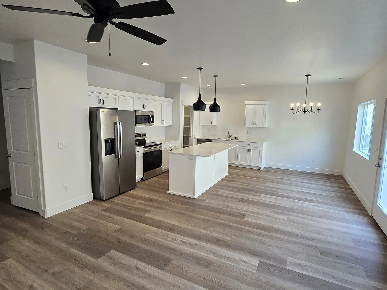 Newer West Haven Townhouse! — Photo 2