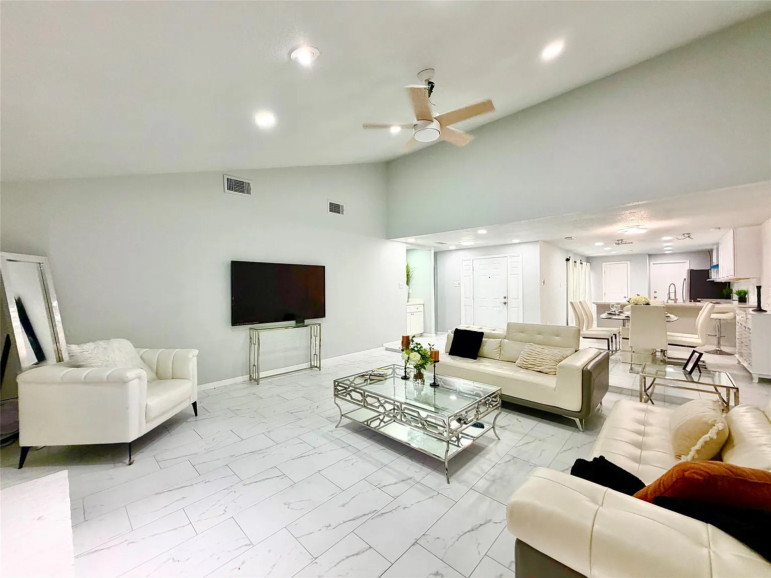 3 bed, 2.0 bath, 1822 sqft, $1,900 — Photo 2