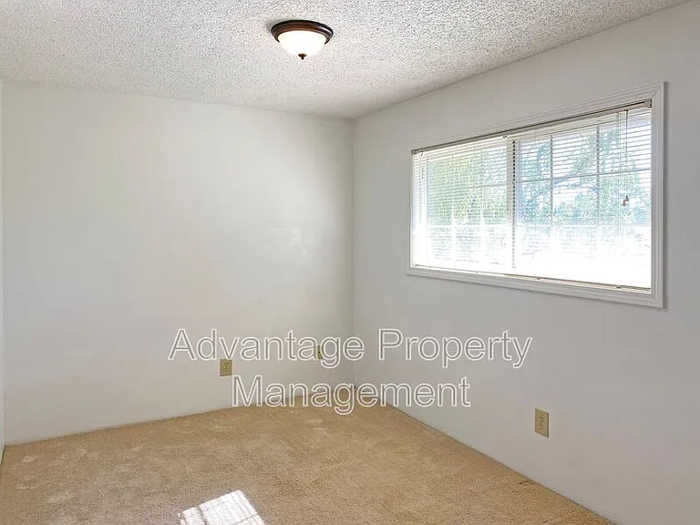 975 NW Garfield Ave #1 — Photo 32