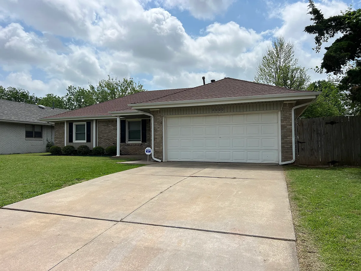 Building Photo - 2000 Lanesboro Dr