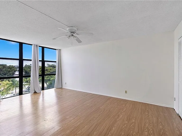1000 Parkview Dr #507 — Photo 8