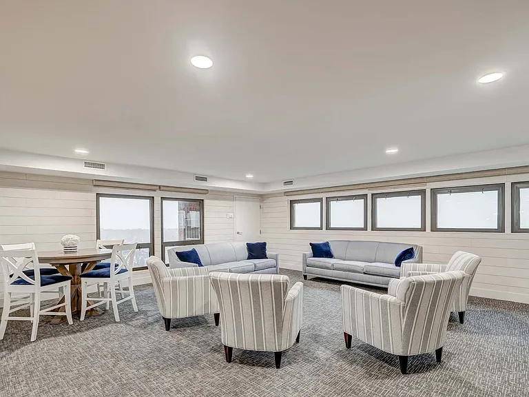 Castlewood Apartments — Photo 13