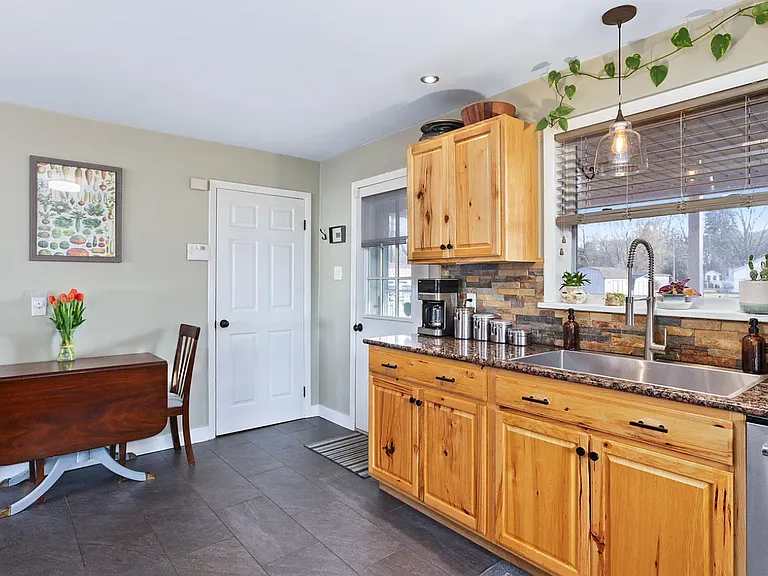 1002 Shakespeare Ave — Photo 11
