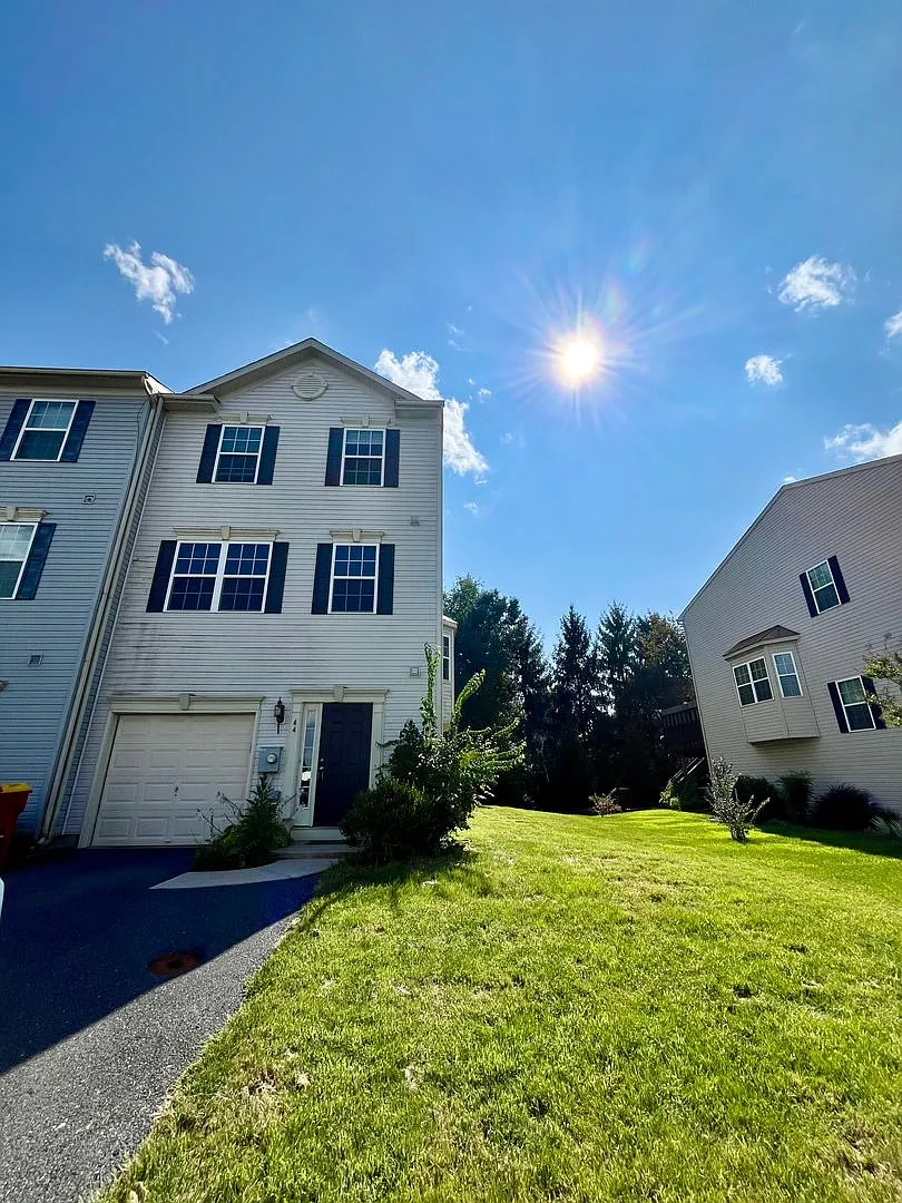 Beautiful End-Unit Townhome 4 Bedrooms, 2 Full Baths & 2 Half Baths — Photo 2