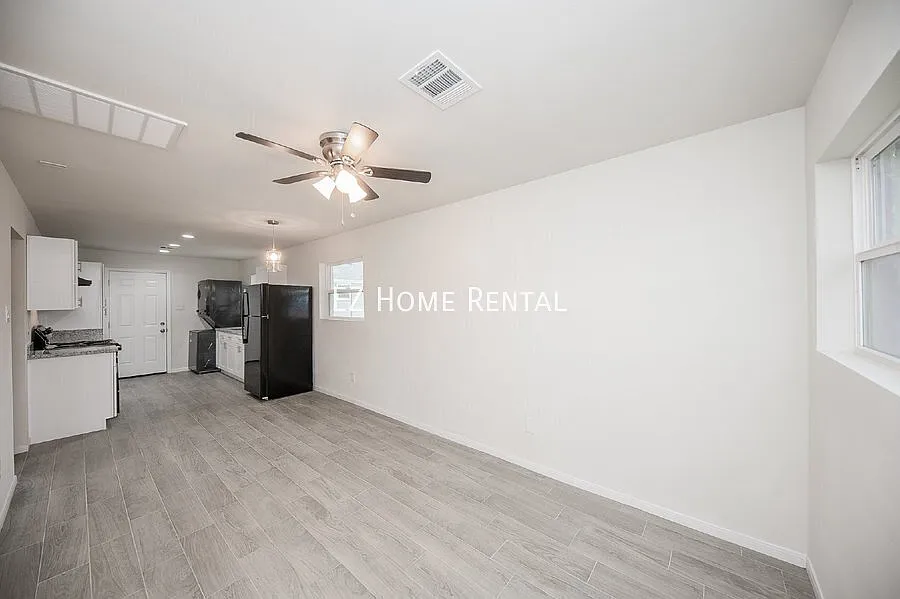 Move-In Special - One Free Week! Renovated 2b/1b For $995/Mth. Available Now! — Photo 2