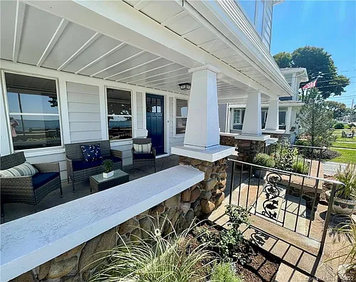 223 Townsend Ave Photo 1