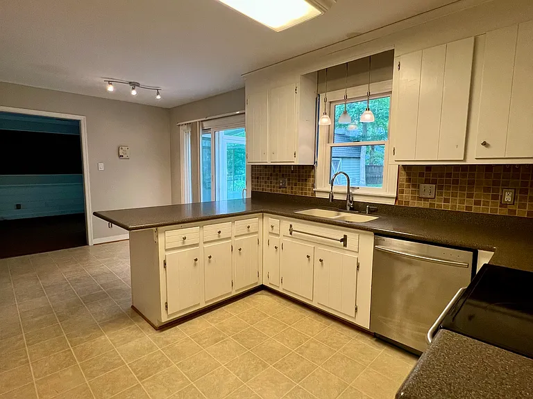 331 Glenpark Ln — Photo 9