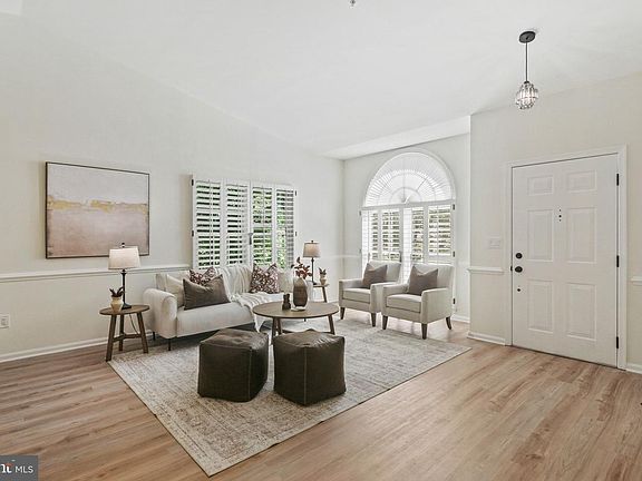 2nd image of 906 Whispering Ridge Ln