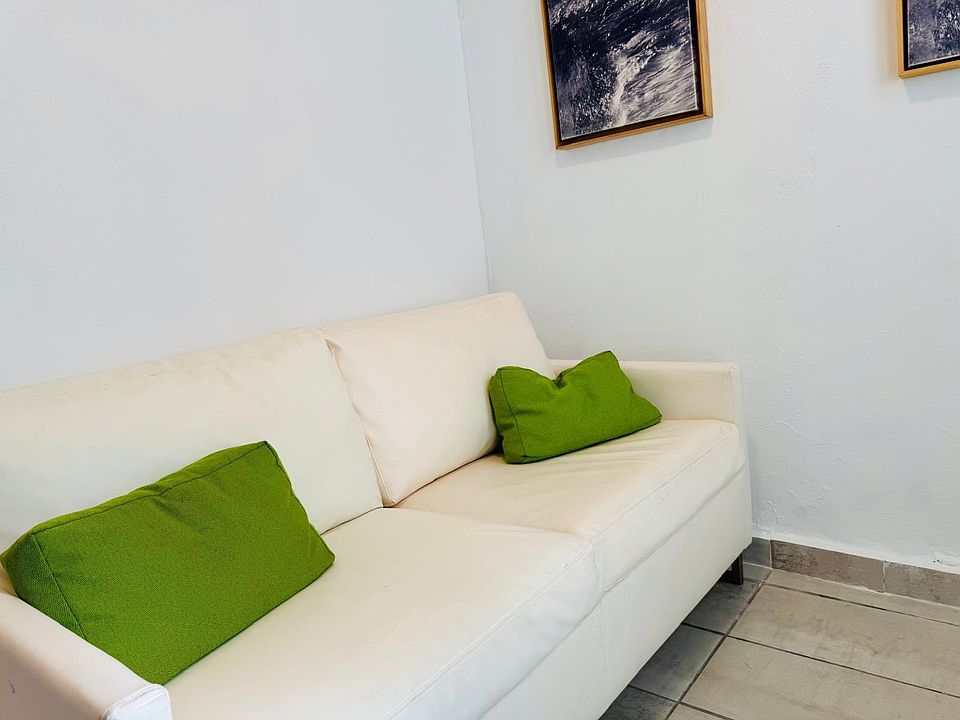 1st image of 877 Calle 43 #2