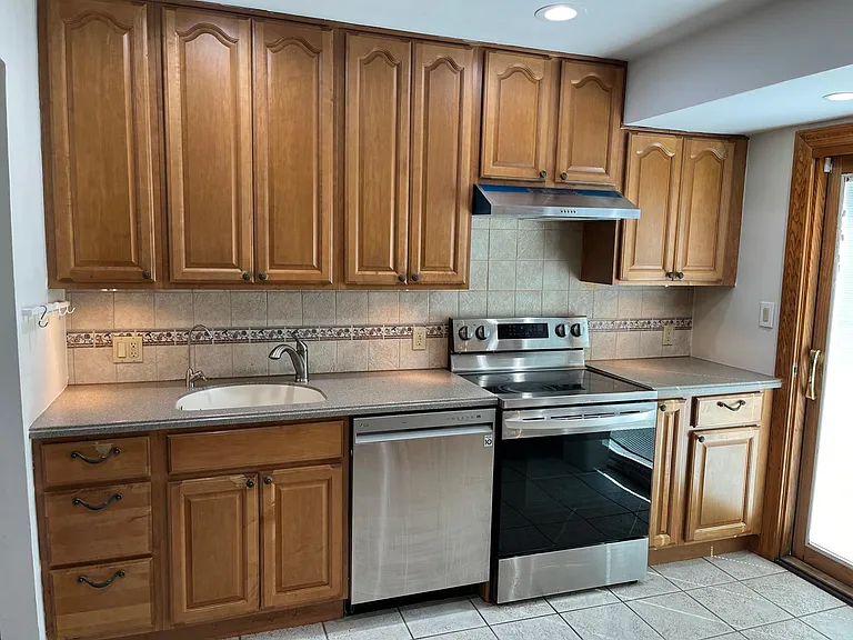 21 Westmoreland Dr — Photo 3