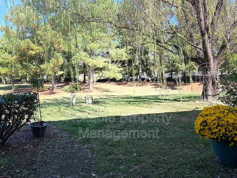 2 bed, 2.5 bath, 1600 sqft, $1,900 — Photo 2