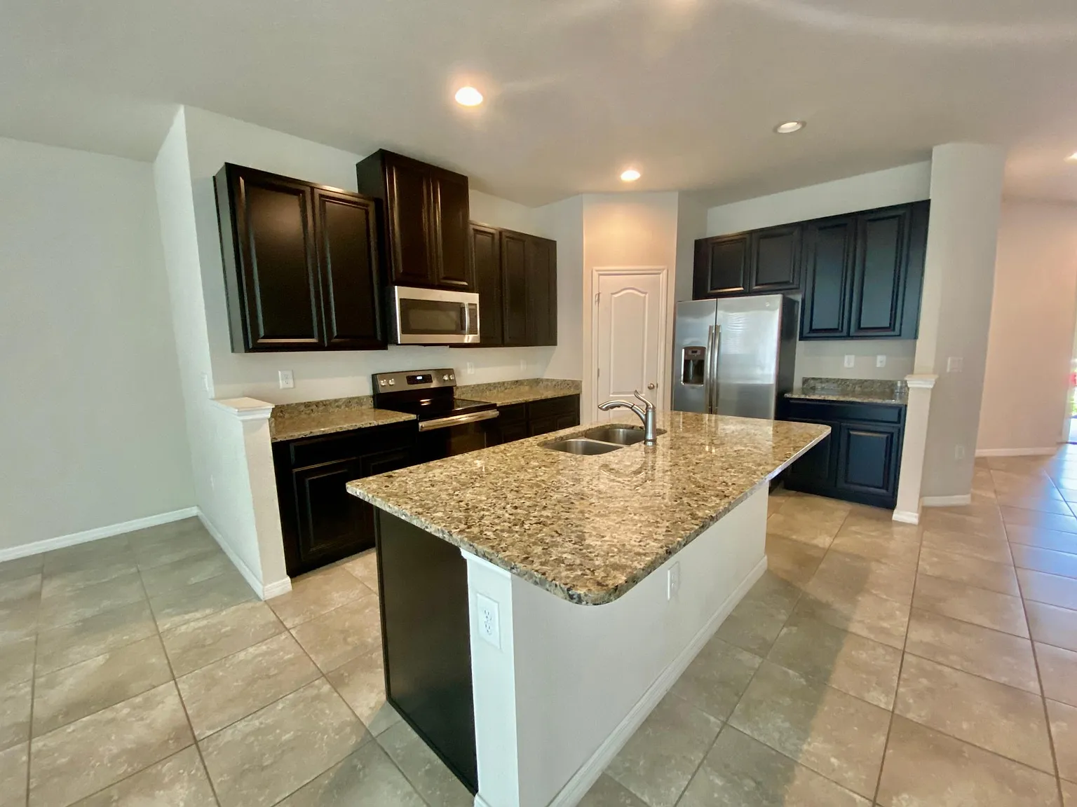 3 bed, 2.5 bath, 1747 sqft, $2,150 — Photo 4
