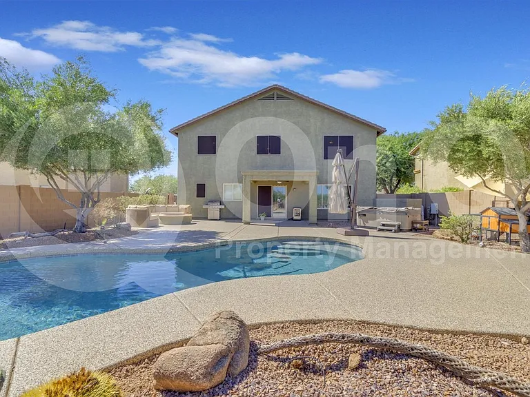 2561 N Hawthorn Dr — Photo 49