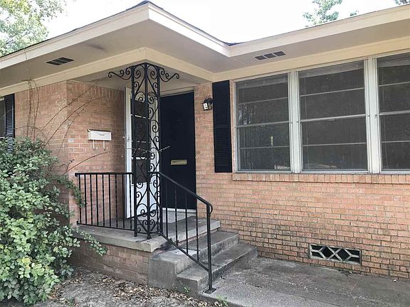 2nd image of 2825 Tanglewood Dr