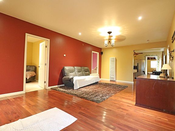 4th image of 809 S Garden St