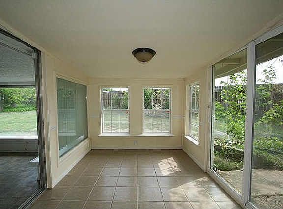 3rd image of 1005 N Kenwood Ave