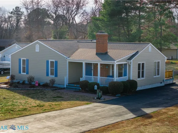 153 Sharon Hill Dr, Deltaville, VA 23043
