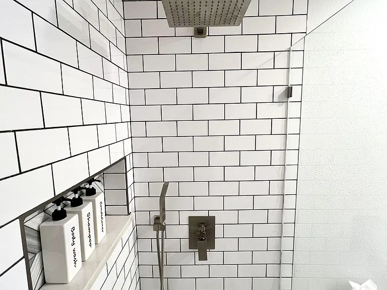 Bathroom 1 (1st floor)