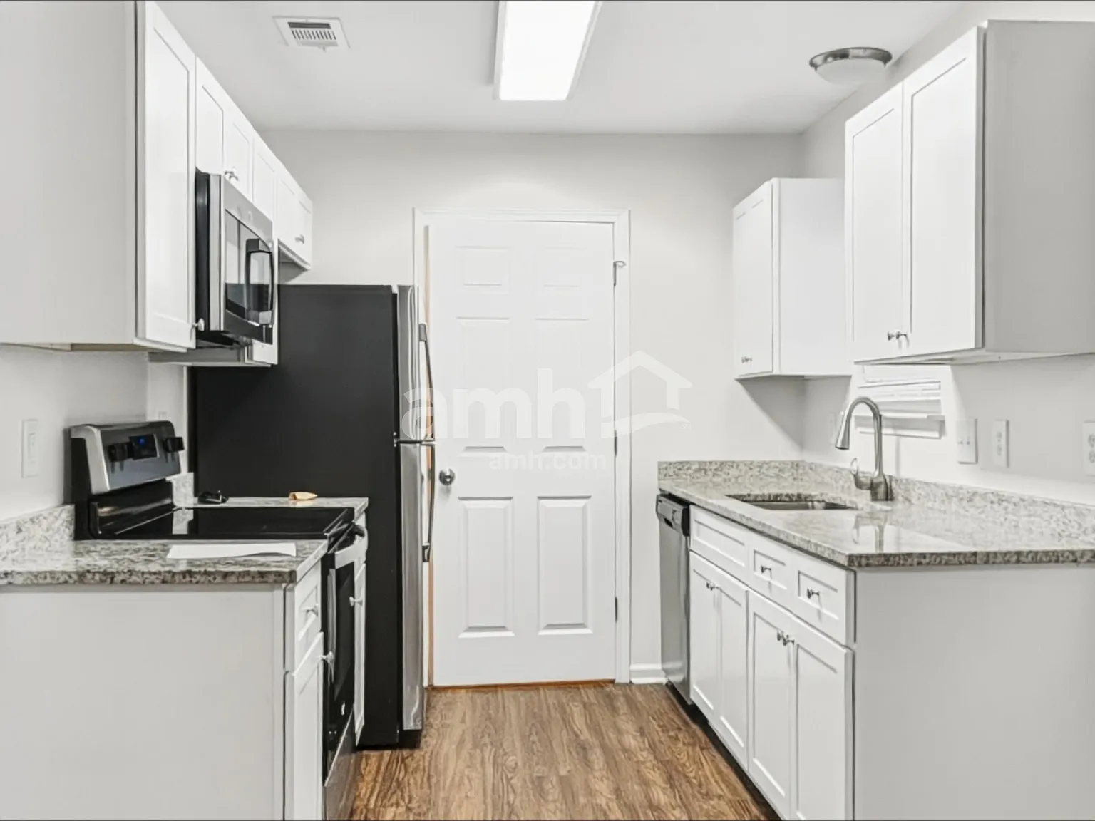 3 bed, 2.0 bath, 1118 sqft, $1,905 — Photo 3