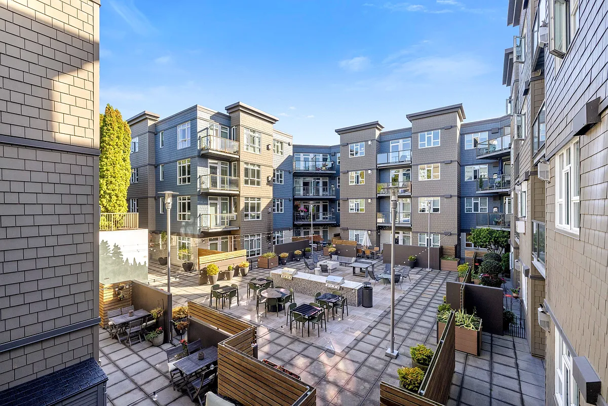 Outdoor Patio Area at 128 on State Apartments in Kirkland, WA 98033 - 128 on State