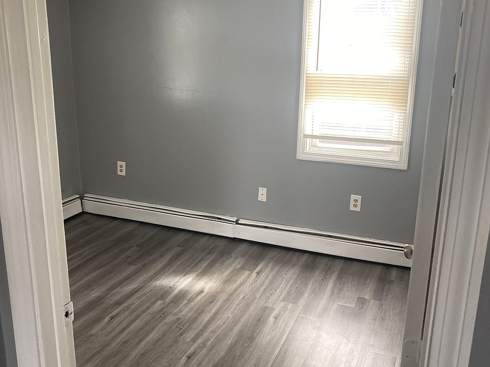 1st image of 142 Putnam St Floor 3