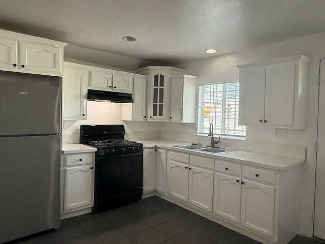 4163 1/2 S Budlong Ave — Photo 1