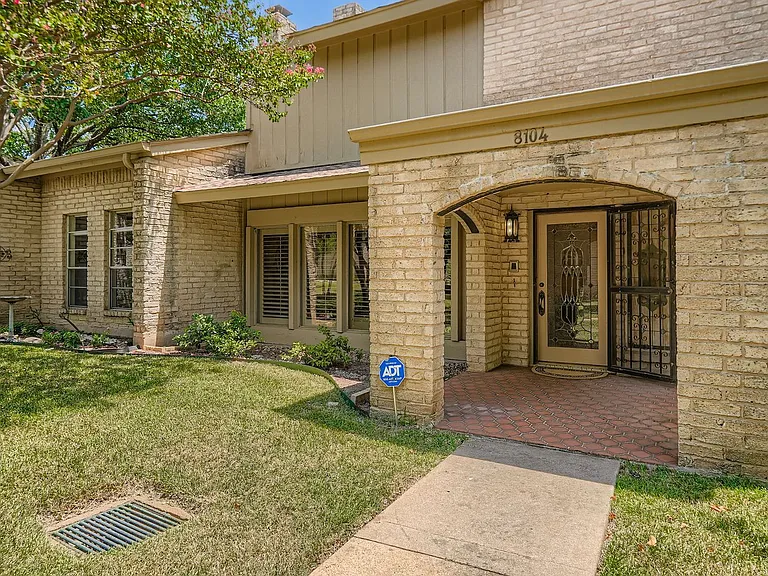 8104 East Ct — Photo 3