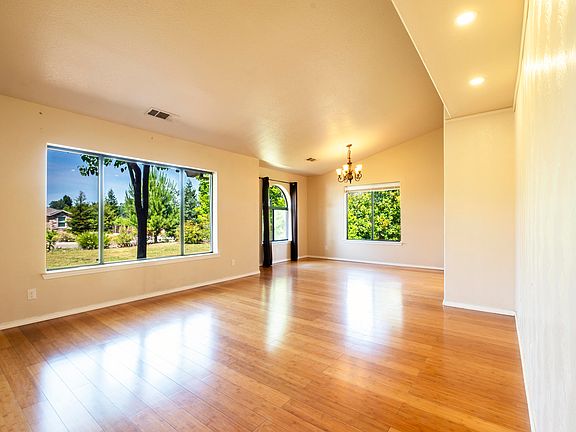 5th image of 19331 Hollow Ln