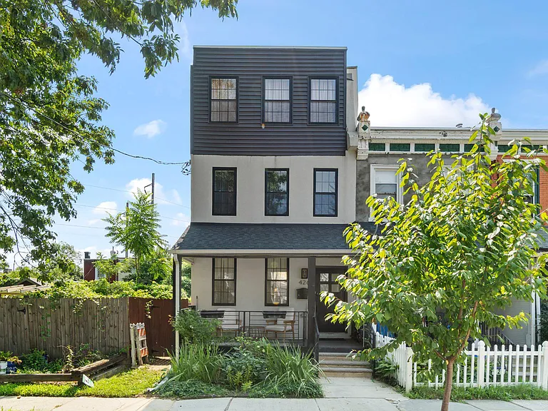 426 W Winona St — Photo 1