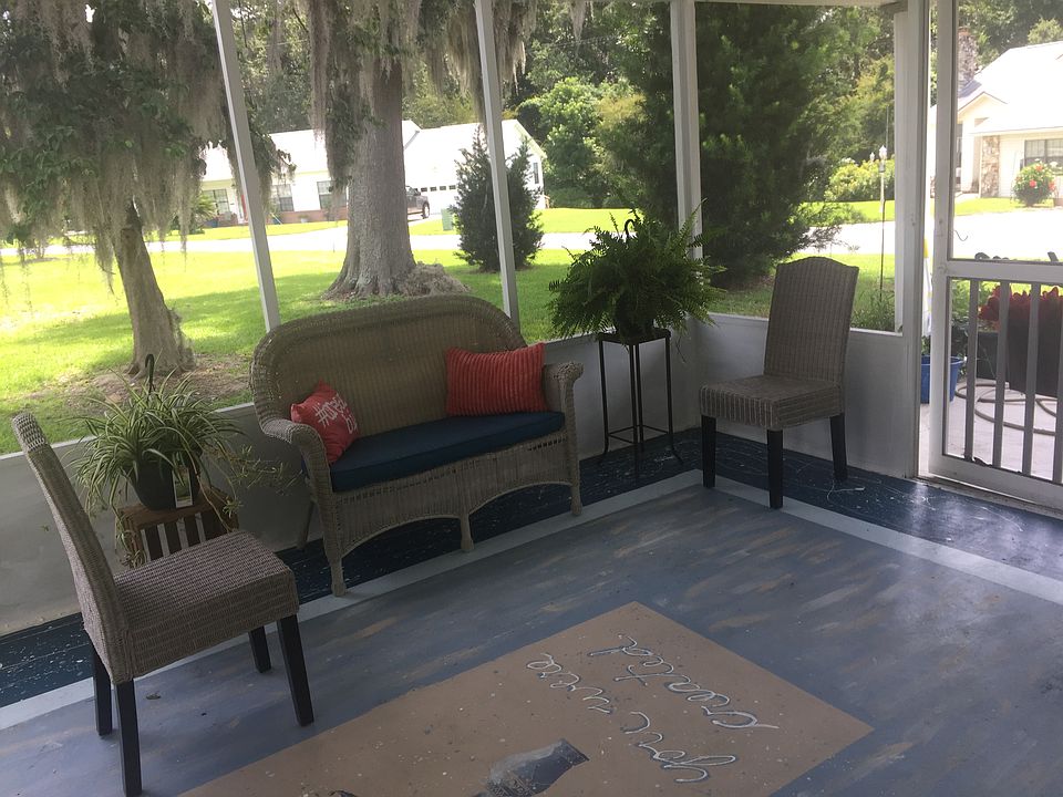 Screened in porch